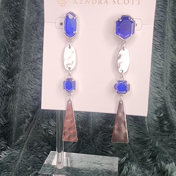 Kendra Scott Earrings in Silver - Picture 2 of 3